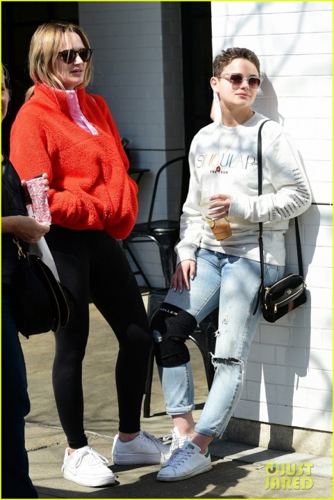 joey-king-lunch-with-sister-hunter-king-04.jpg