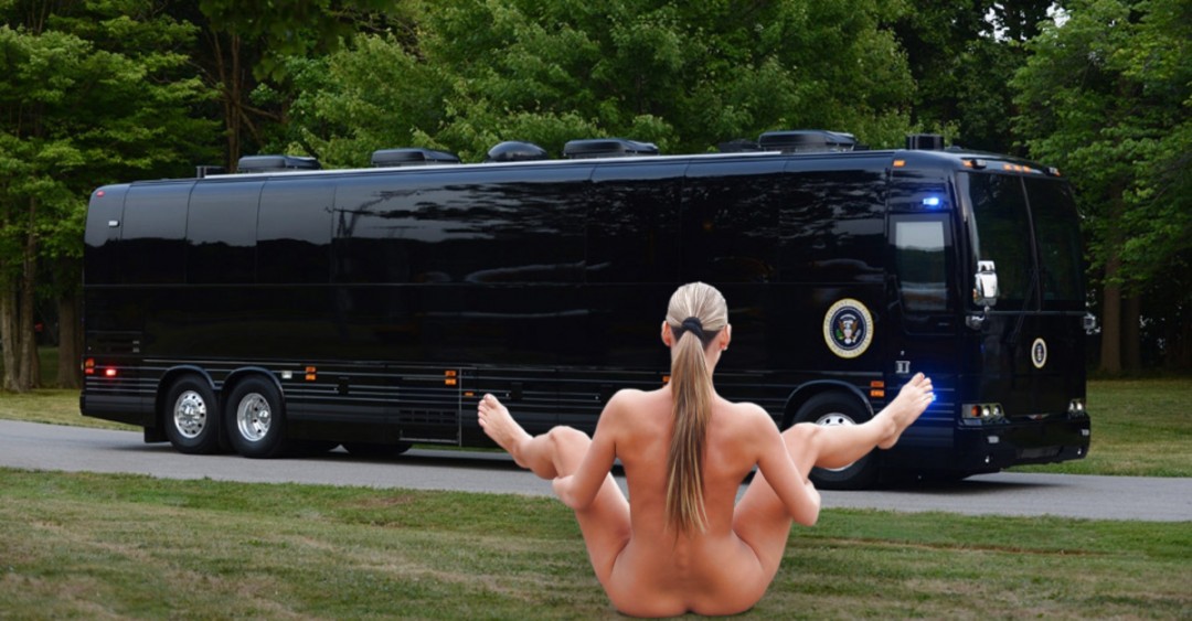 girl_nude_in_public_flashes_presidential_bus-01.jpg