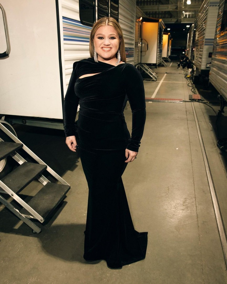 Kelly Clarkson ACMA Awards black velvet.jpg