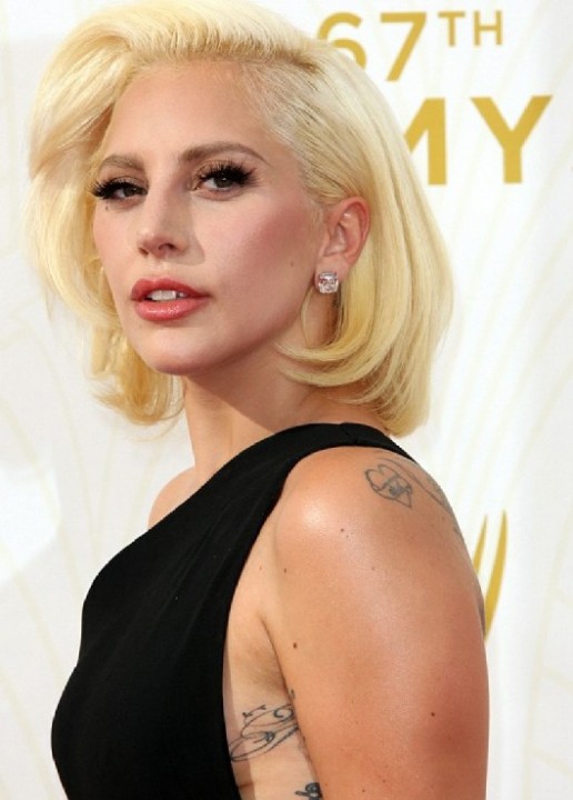 2C92632500000578-3242651-She_delivered_Lady_Gaga_shows_off_a_hint_of_sideboob_and_plenty_-m-113_1442794417051.jpg