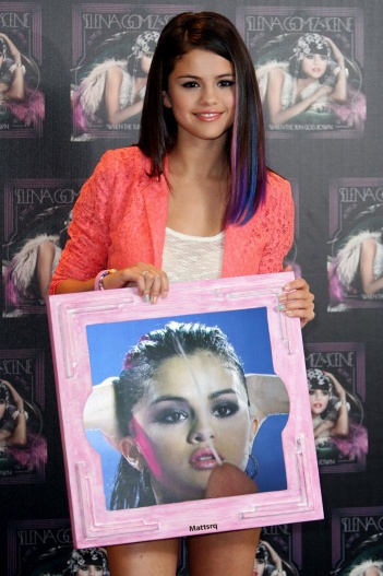 Selena Gomez shows off her Fav Picture